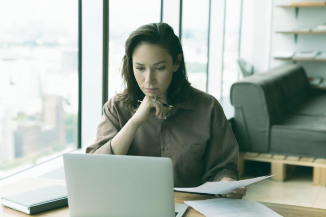 Moderne Arbeitsumgebung für SEO-Profis mit mehreren Monitoren und Analysetools